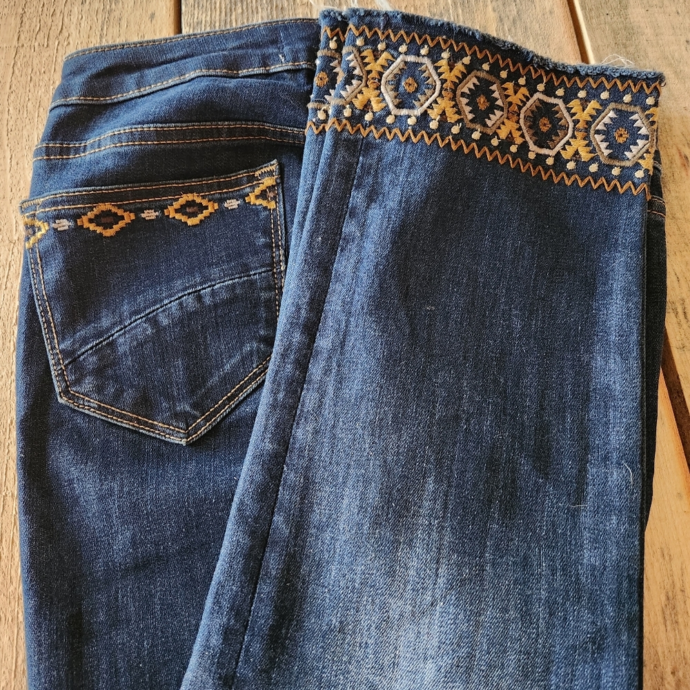 Driftwood 27 cropped embroidered mustard and white jeans